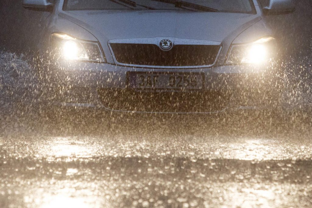 رانندگی در جاده لغزنده و بارانی چگونه است؟
